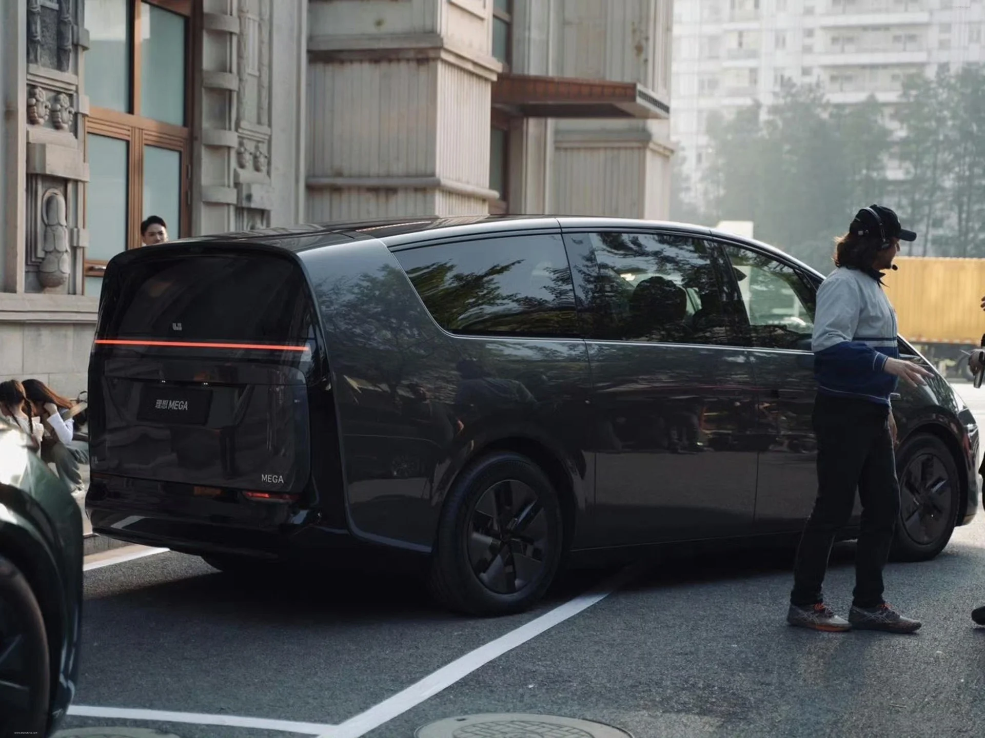 Li Auto MEGA exterior 2