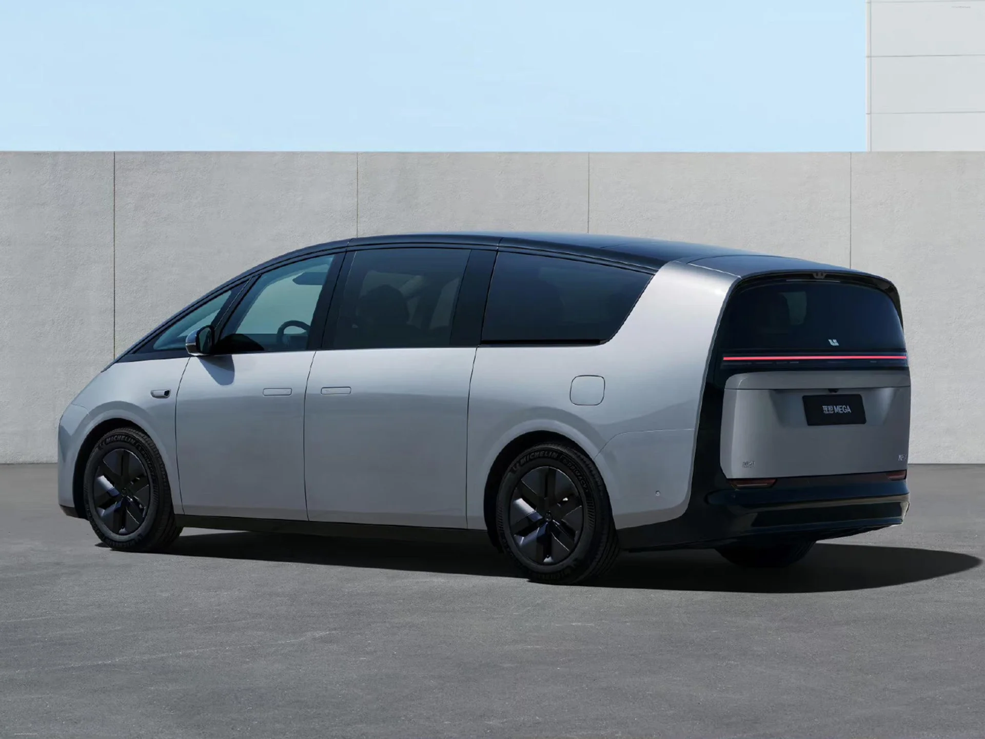 Li Auto MEGA exterior 4