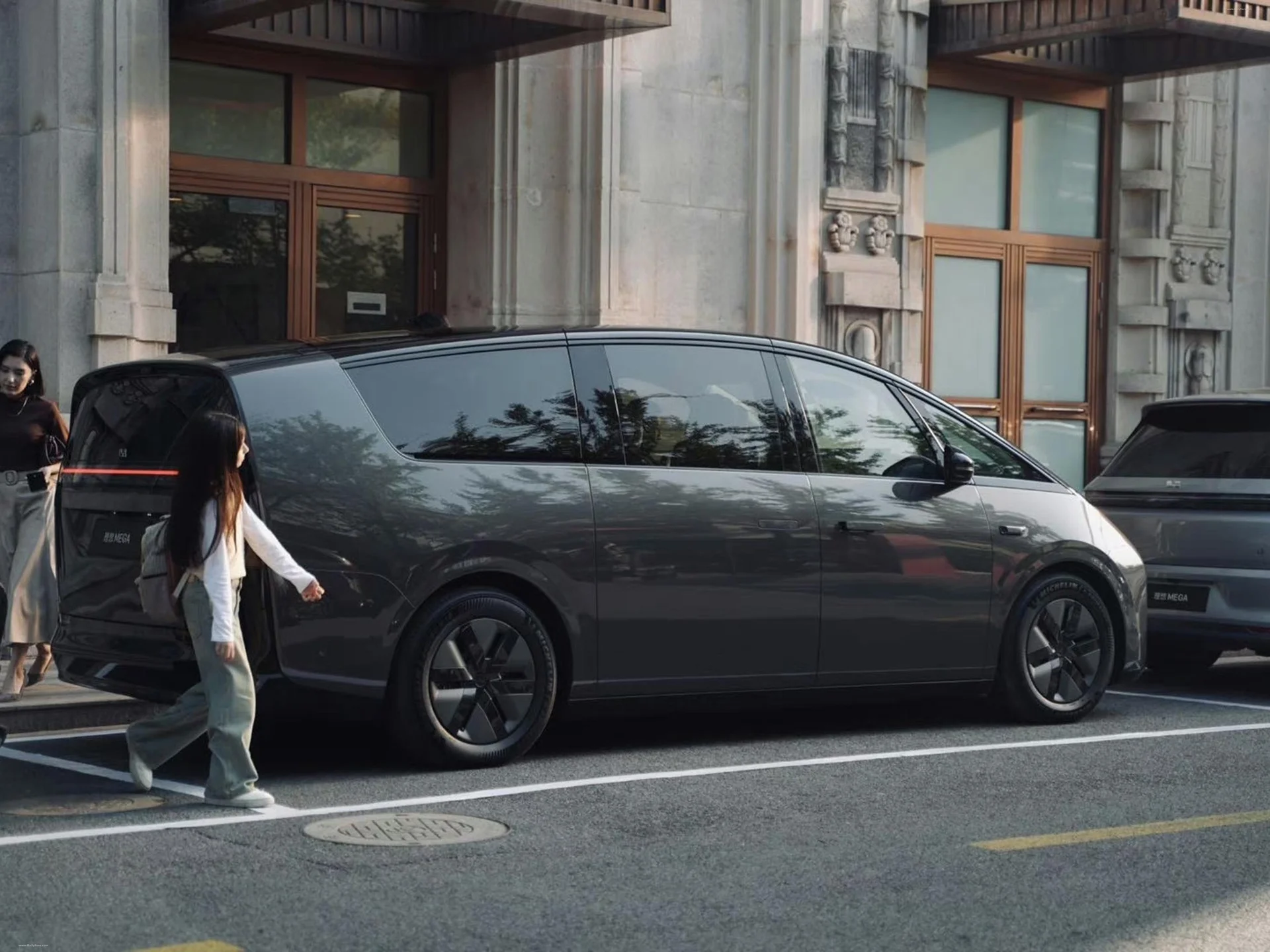 Li Auto MEGA exterior 5