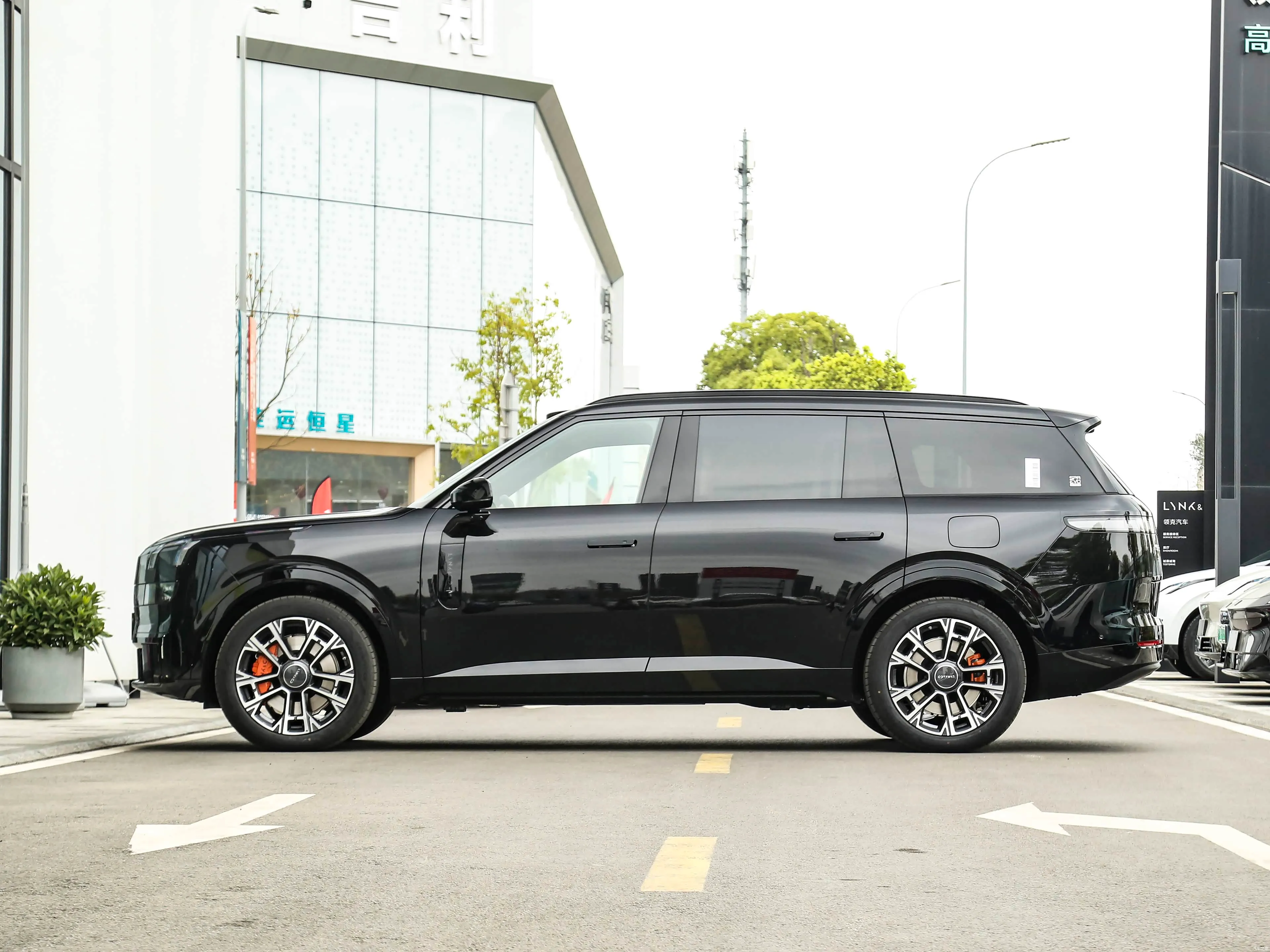 Lynk & Co 900 exterior 1