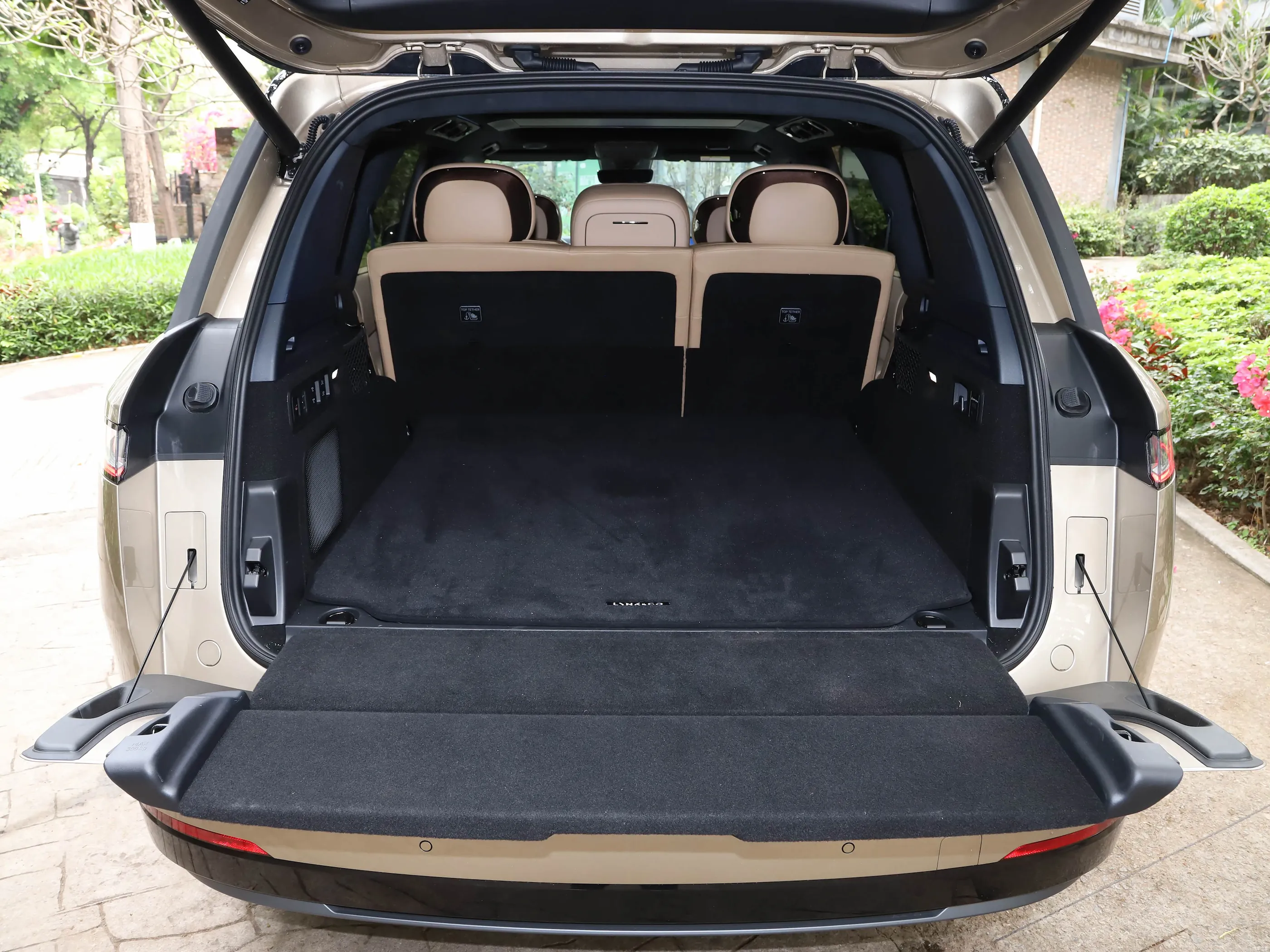 Lynk & Co 900 exterior 6