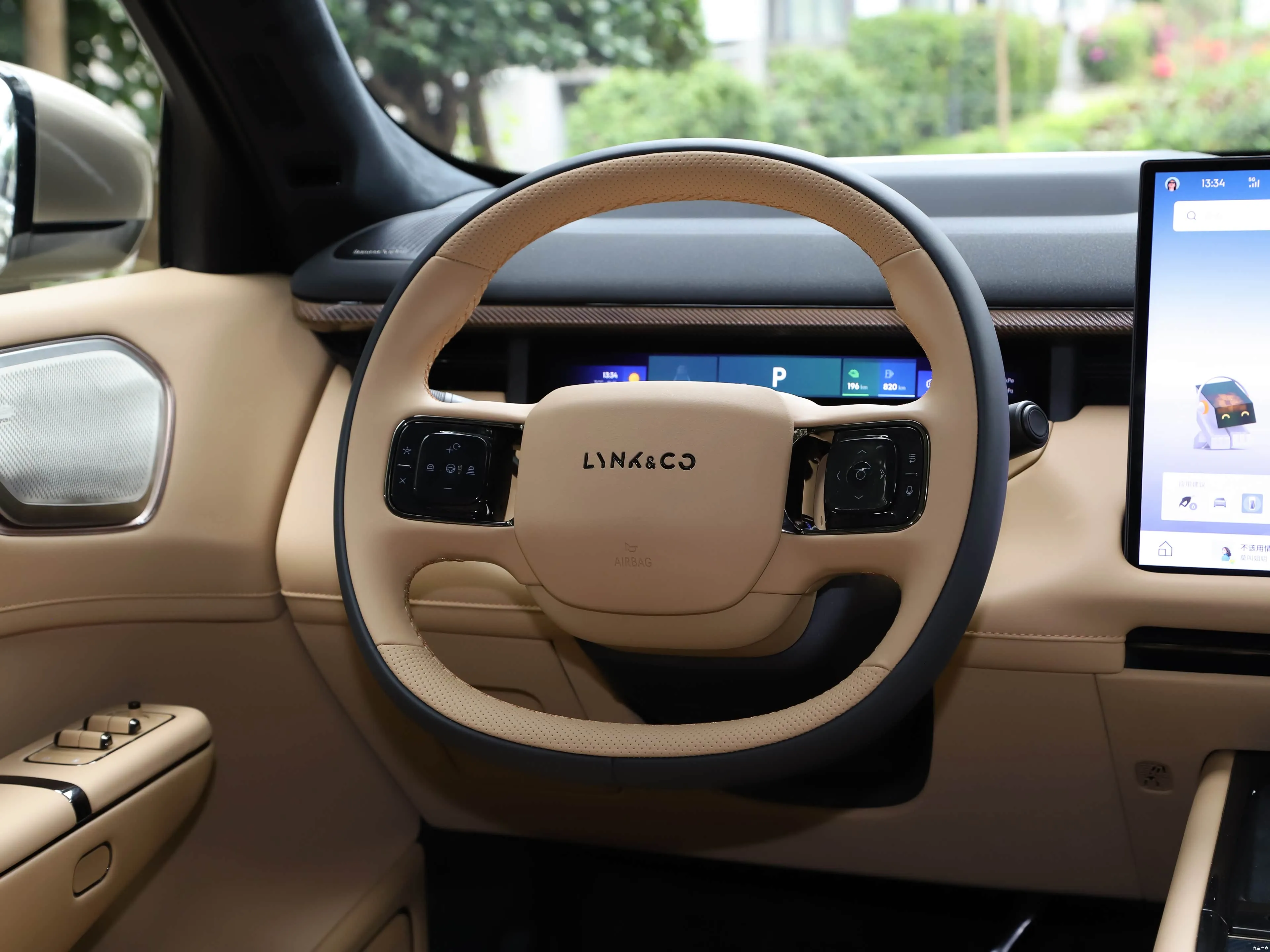 Lynk & Co 900 interior 2